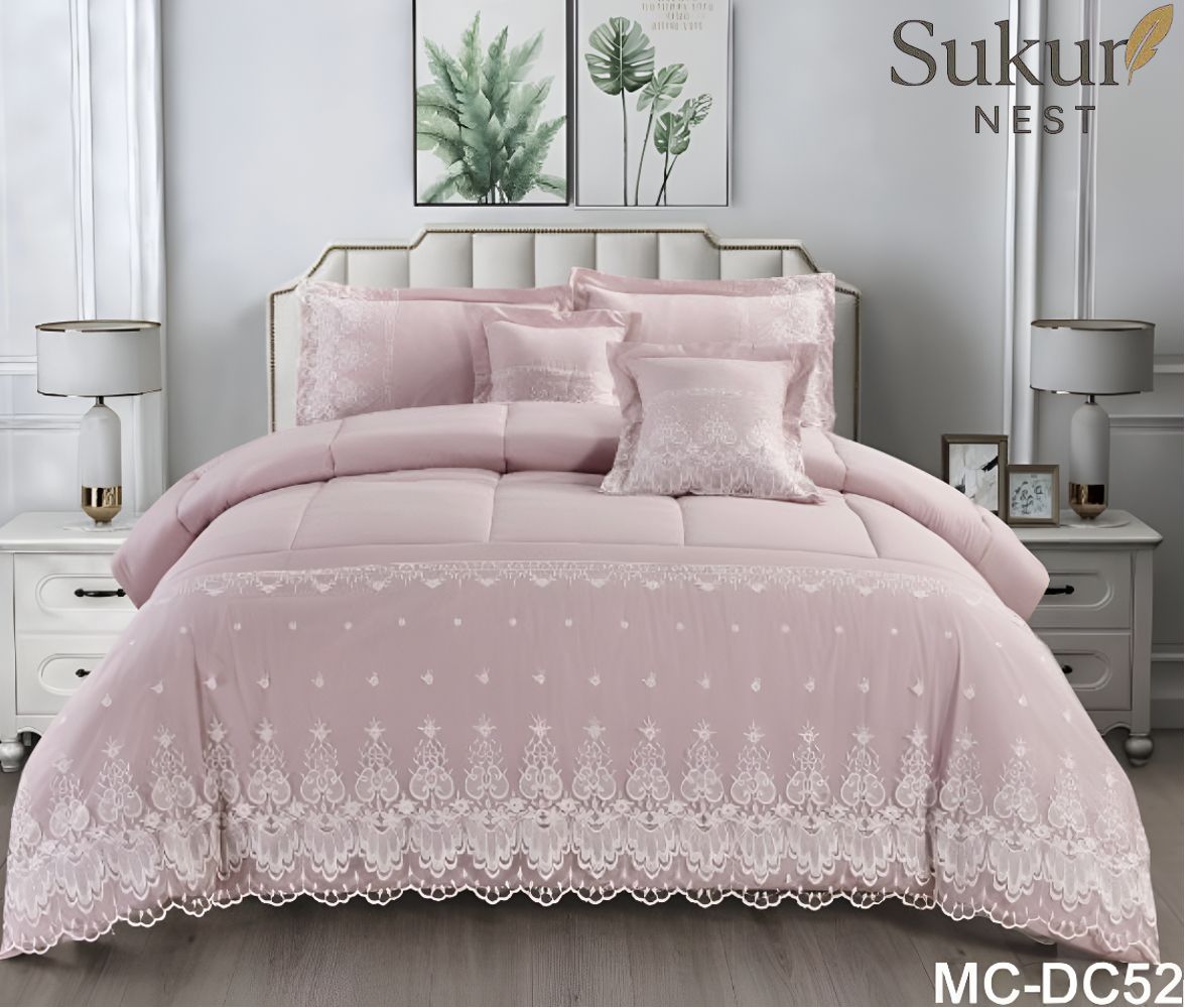 غرفة نوم فاخرة باللون الأبيض